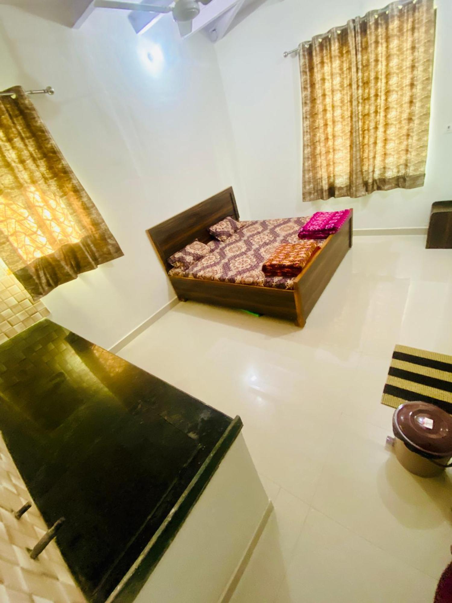 Nirupam Sadan Homestay Vrindāvan Eksteriør bilde