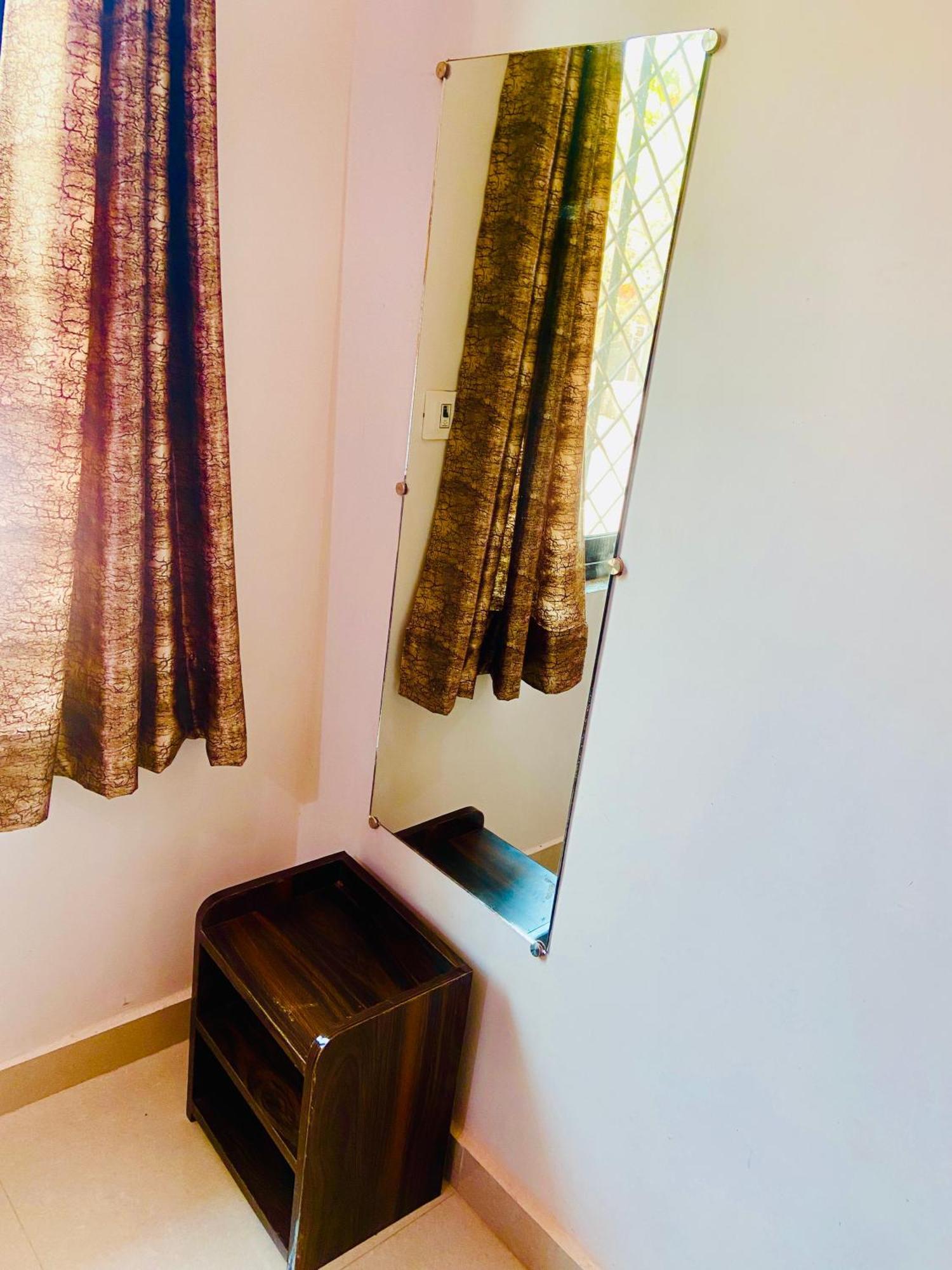 Nirupam Sadan Homestay Vrindāvan Eksteriør bilde